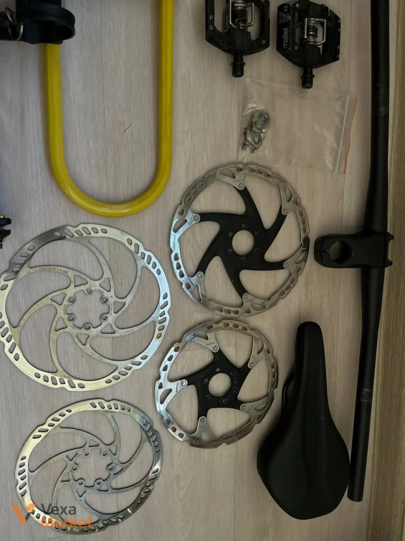 Велосипедні компоненти: ротори Shimano та Magura, винос Industry Nine, сідло Specialized, педалі Crank Brothers та ін. — фото 2
