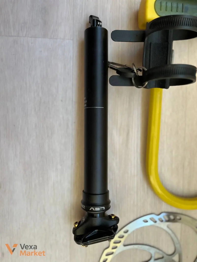 Велосипедні компоненти: ротори Shimano та Magura, винос Industry Nine, сідло Specialized, педалі Crank Brothers та ін. — фото 3