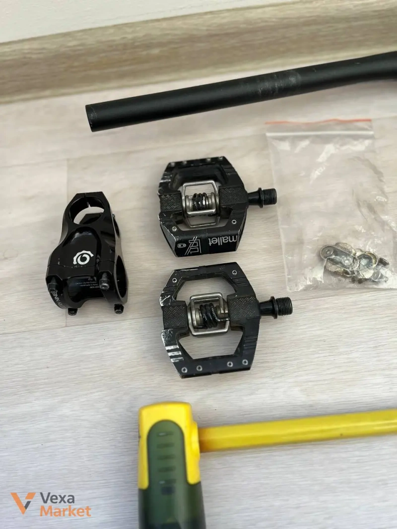 Велосипедні компоненти: ротори Shimano та Magura, винос Industry Nine, сідло Specialized, педалі Crank Brothers та ін. — фото 4