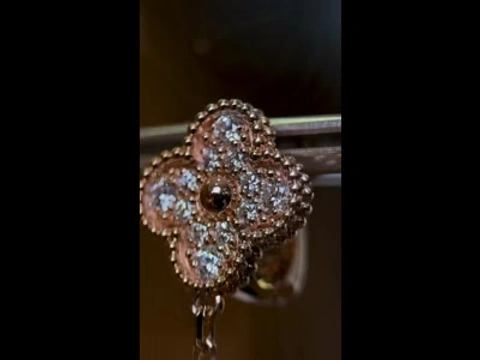 Серьги Van Cleef & Arpels Magic Alhambra, 2 мотива, золото 18К, бриллианты 0.97ct, перламутр