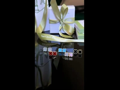 Van Cleef & Arpels Sweet Alhambra серьги белое/желтое/розовое золото 18К с сердоликом, ониксом, перламутром, бирюзой