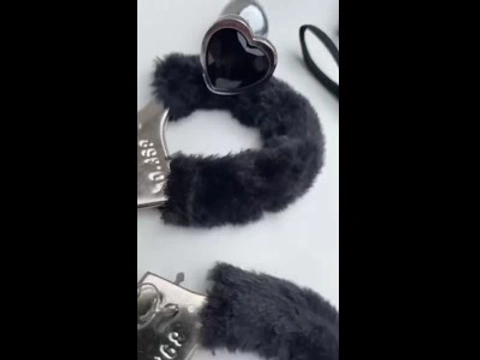 Анальная пробочка с сердечком и мягкие наручники