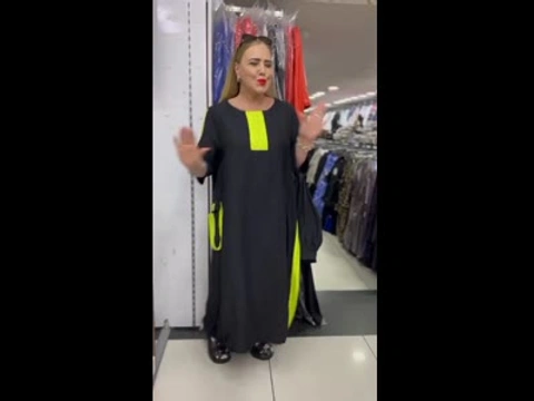 Жіноча сукня вільного крою з яскравими вставками