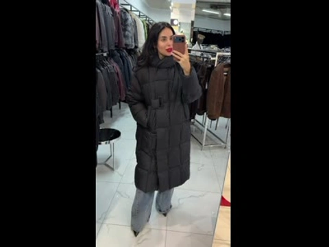 Пуховик женский прямого кроя с капюшоном