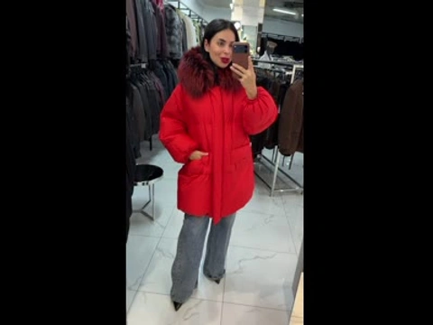 Пуховик oversize з капюшоном та оздобленням хутром чорно-бурої лисиці