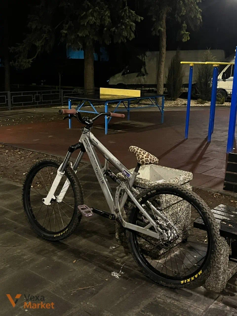 Вилка Rock Shox Domain 302, вынос Hussefelt, руль Ergotec, грипсы Demolition, шатуны Prowheel Burner, тормоз Shimano Zee, вилсет Alexrims DM24, покрышки Maxxis Minion DHF и Ardent