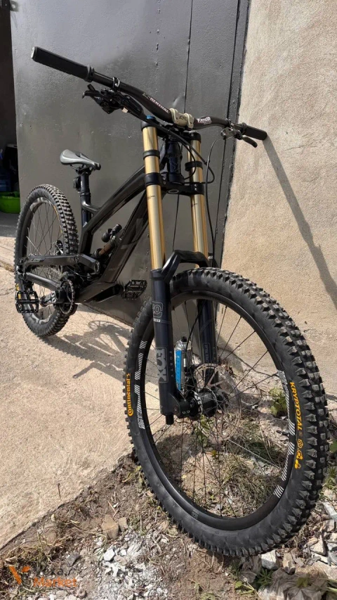YT Tues CF M size 2018 Downhill Bike