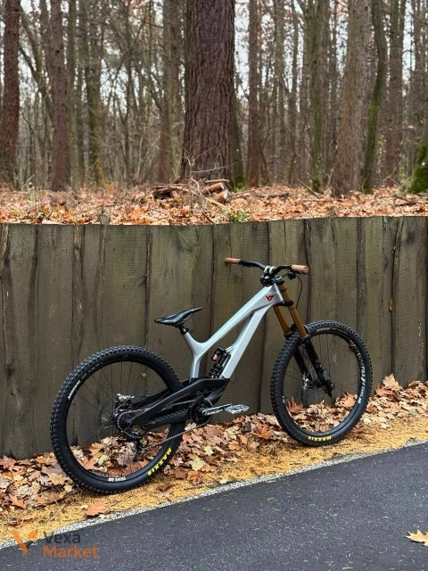 YT Tues CF Pro Race XL 2022 Downhill Bike