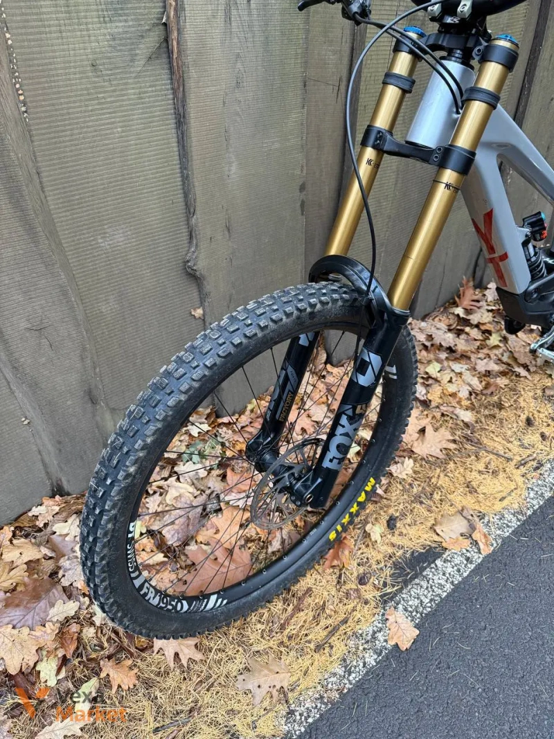 YT Tues CF Pro Race XL 2022 Downhill Bike — фото 2