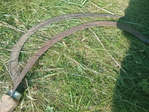 2 старі зубчасті серпи