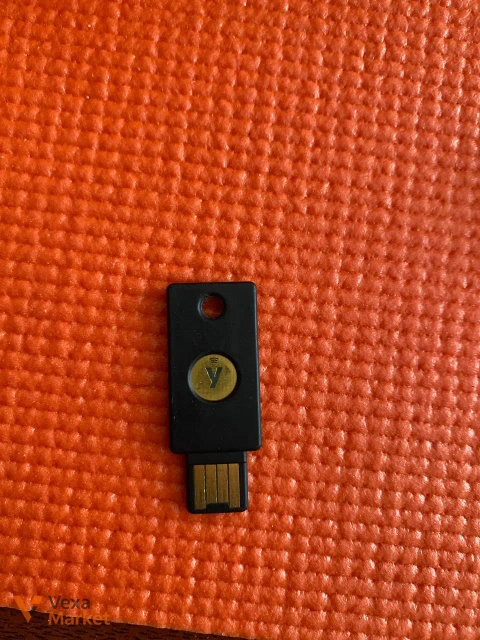 Апаратний ключ безпеки YubiKey 5 NFC