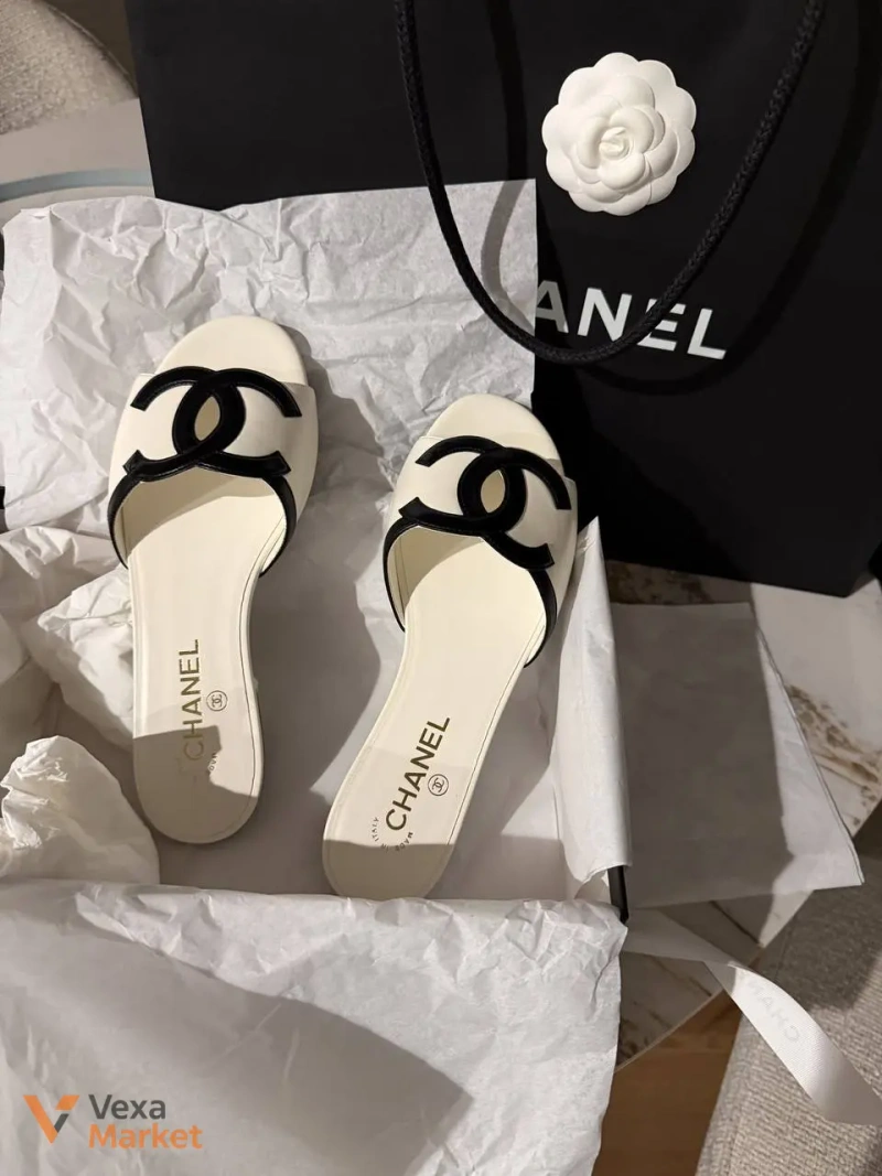 Chanel Шльопанці жіночі білі з чорним логотипом