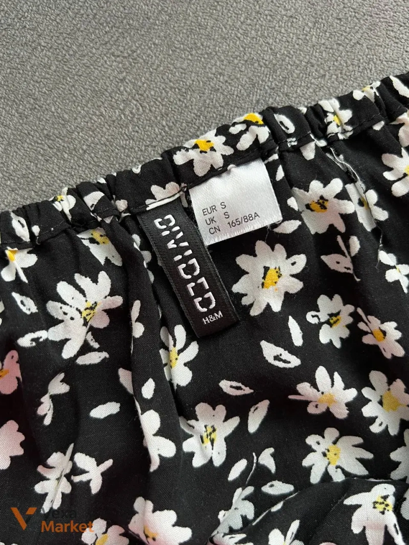 Чорна блузка з ромашками Divided H&M розмір S — фото 3
