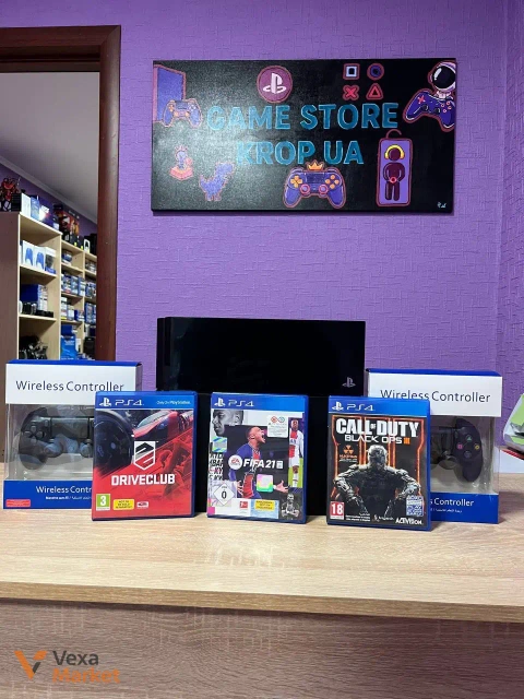 Игровая приставка PlayStation 4 с комплектом игр и контроллеров