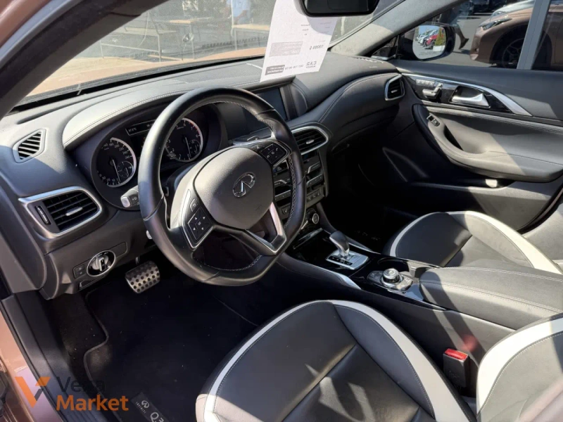 Infiniti Q30 2016 Коричневий — фото 5