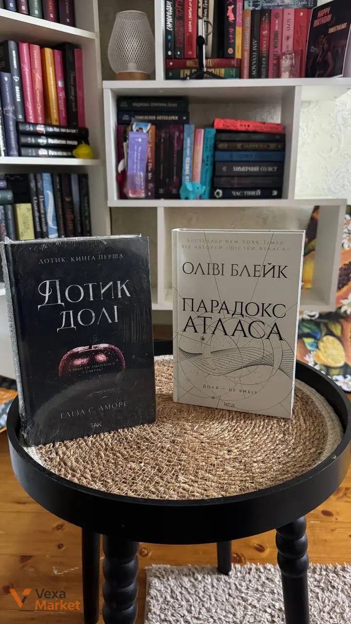 Книги нові: Одна секунда, щоб закохатися, Чесно, глибоко, пристрасно, Дотик долі, Парадокс Атласа, Крадій зоряного пилу, Чак. На повітряних островах, Народжені легендою — фото 2