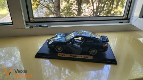 Колекційні моделі автомобілів 1:18 від DUB CITY та Maisto