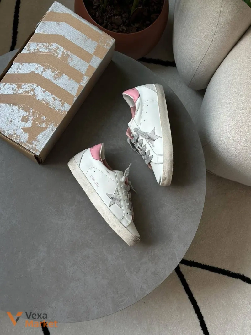 Кросівки Golden Goose Super-Star зіркою з сірої замші та рожевою шкіряною п'яткою — фото 3