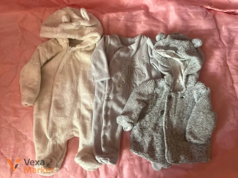 Набір дитячого одягу: чоловічки та в'язана курточка
