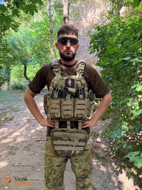 Плитоноска з підсумками та напашником