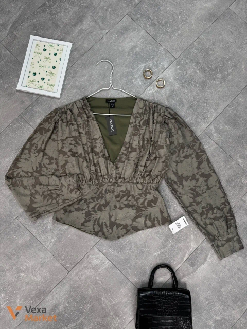 Приваблива блуза з декольте Boohoo сіро-оливкового кольору, розмір UK 18 / 52