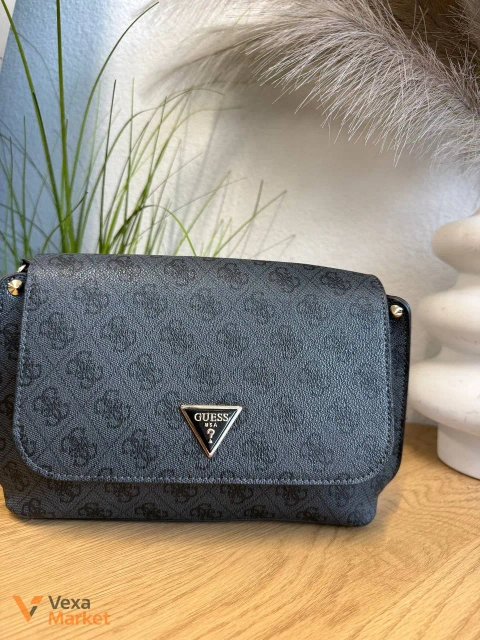 Стильна чорна сумочка GUESS з фірмовим принтом