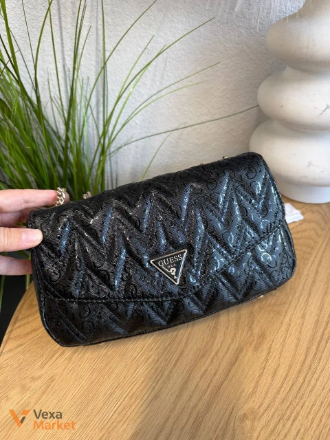 Стьобана сумочка GUESS з золотим ланцюжком