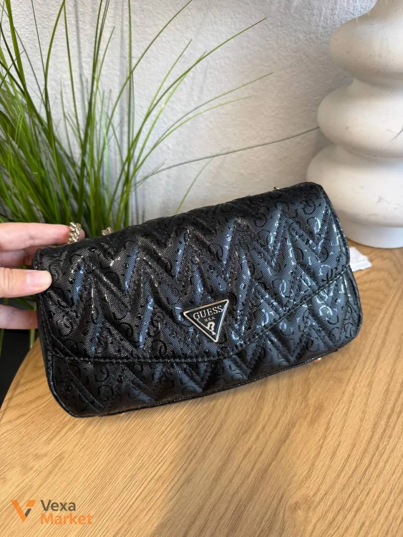 Стьобана сумочка GUESS з золотим ланцюжком — фото 3