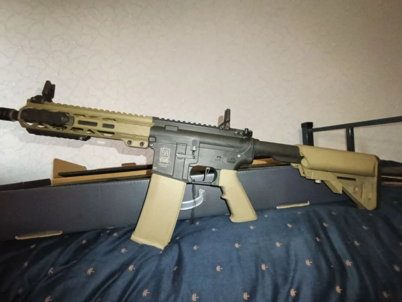 Страйкбольна штурмова гвинтівка Specna Arms SA-F03 FLEX у забарвленні Half-Tan. — фото 3