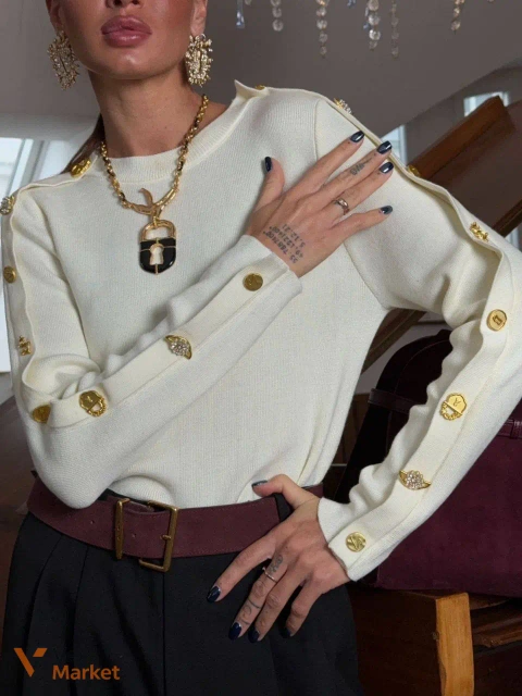 Светлый свитер с золотистой фурнитурой Schiaparelli
