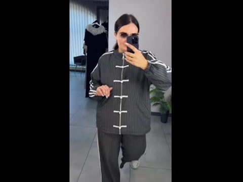 Смугастий костюм з контрастними деталями