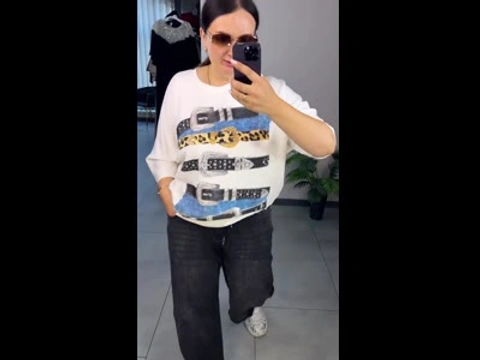 Жіночий комплект: біла кофтинка з принтом та джинси BAGGY
