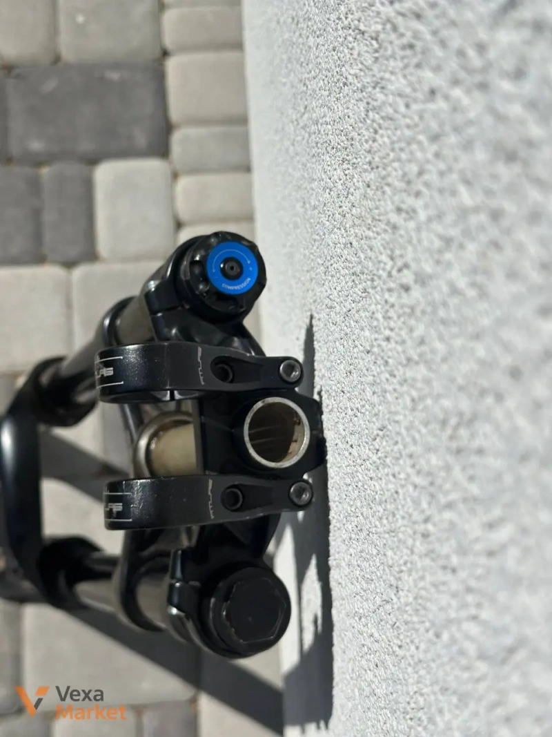 Вилка RockShox Boxxer 2016 Team 200mm під 27.5 колесо — фото 3