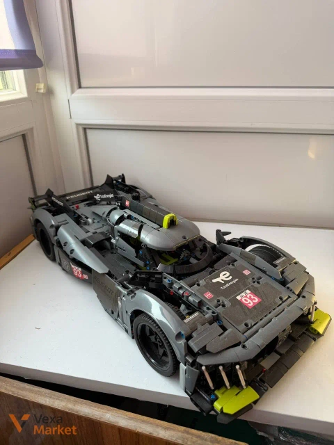 Зібрані конструктори Technic Peugeot 9x8, Ferrari 488 GTE та інші
