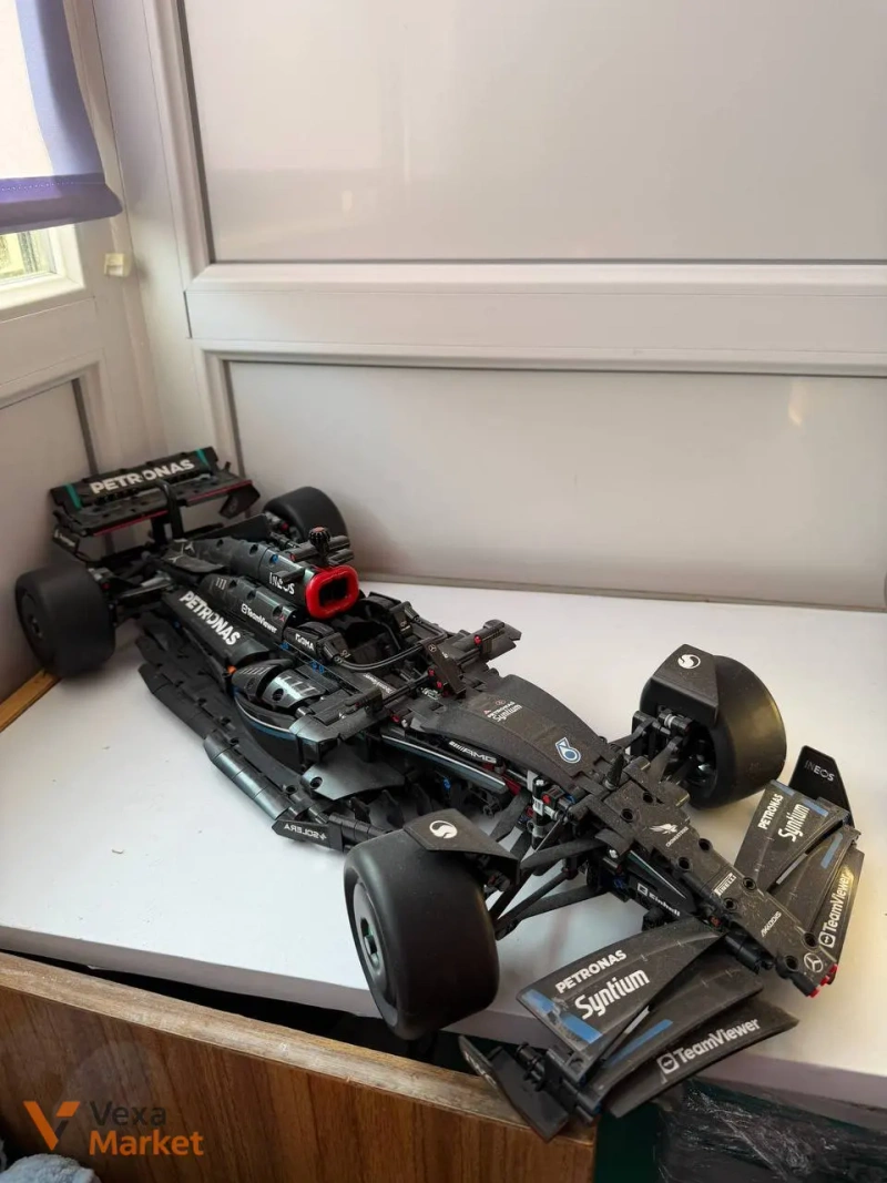 Зібрані конструктори Technic Peugeot 9x8, Ferrari 488 GTE та інші — фото 3