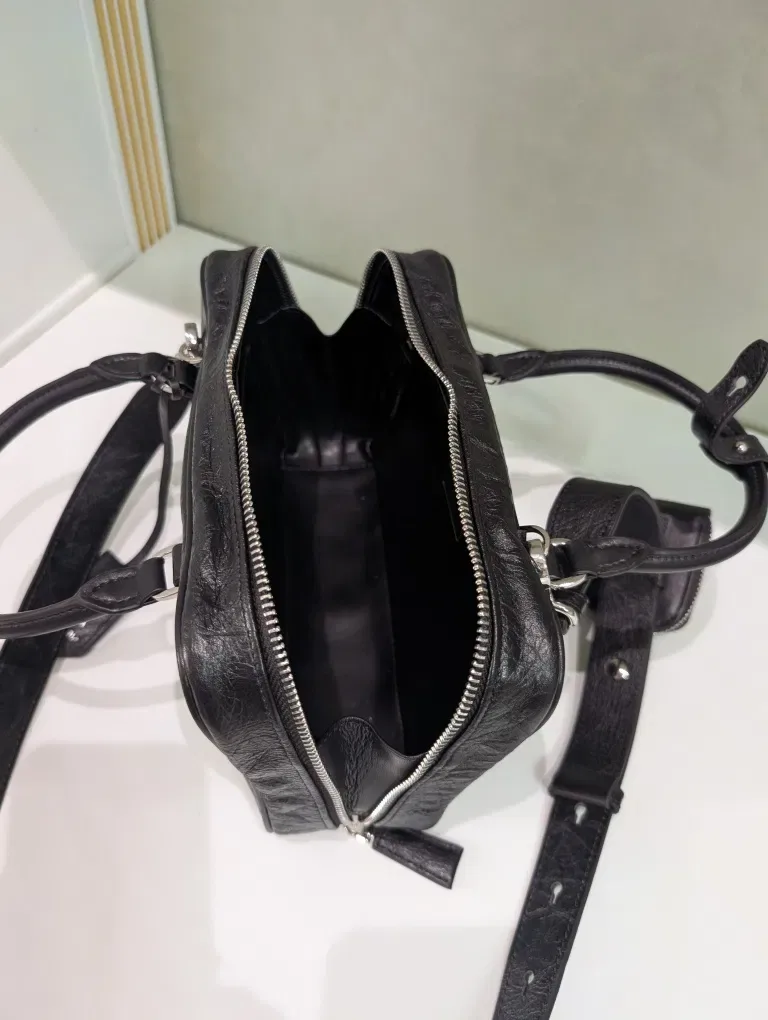 Абсолютно вся шкіряна сумка Prada — фото 6