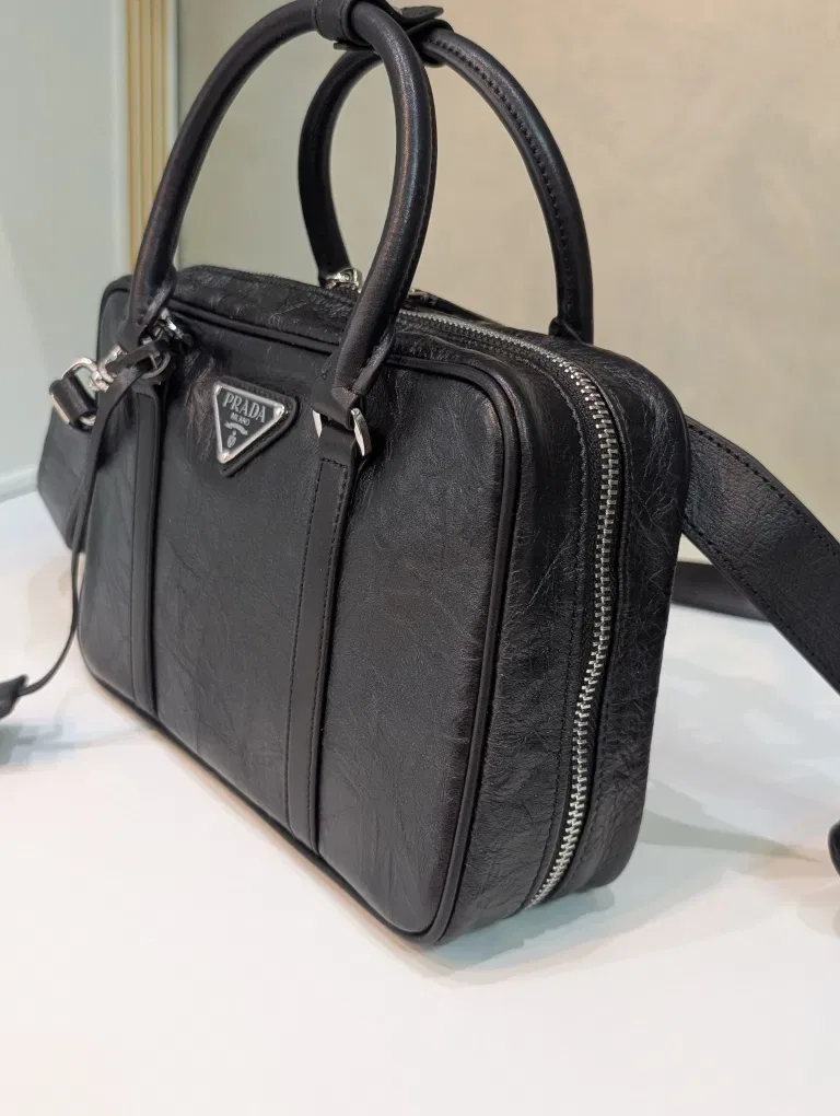 Абсолютно вся шкіряна сумка Prada — фото 7