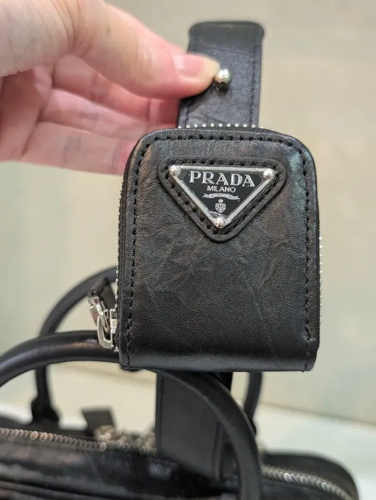 Абсолютно вся шкіряна сумка Prada — фото 8
