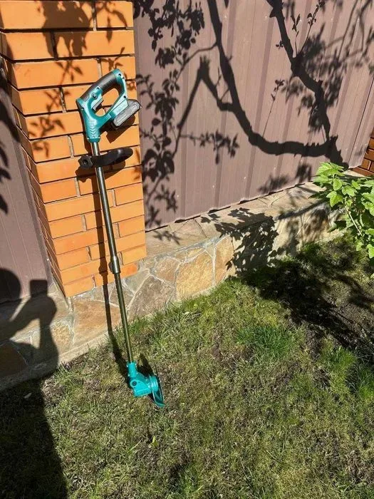 Аккумуляторная газонокосилка Makita. Беспроводной тример для травы. Газонокосилка на аккумуляторе. Тример электрический, коса электро электрическая. — фото 6