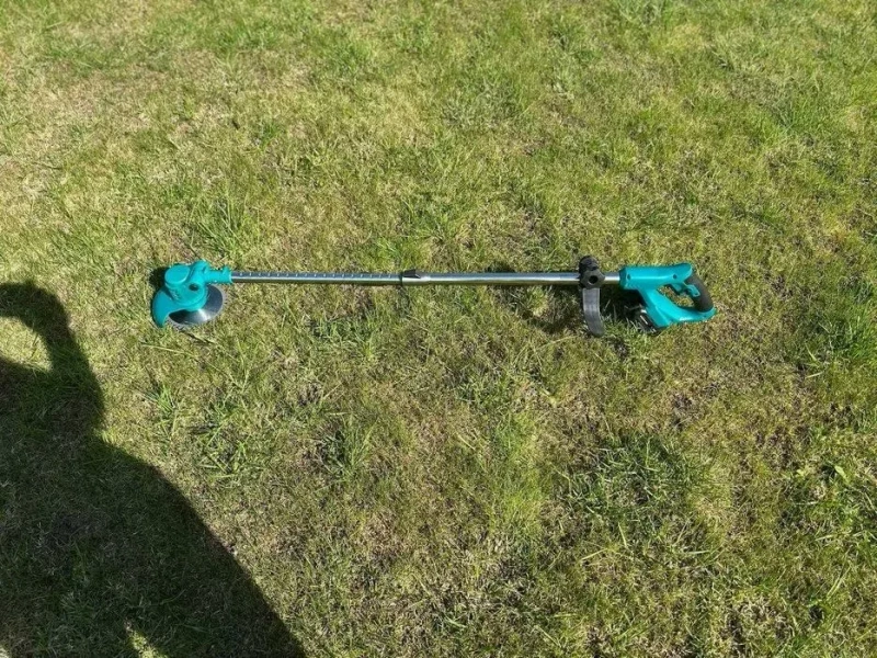 Аккумуляторная газонокосилка Makita. Беспроводной тример для травы. Газонокосилка на аккумуляторе. Тример электрический, коса электро электрическая. — фото 7