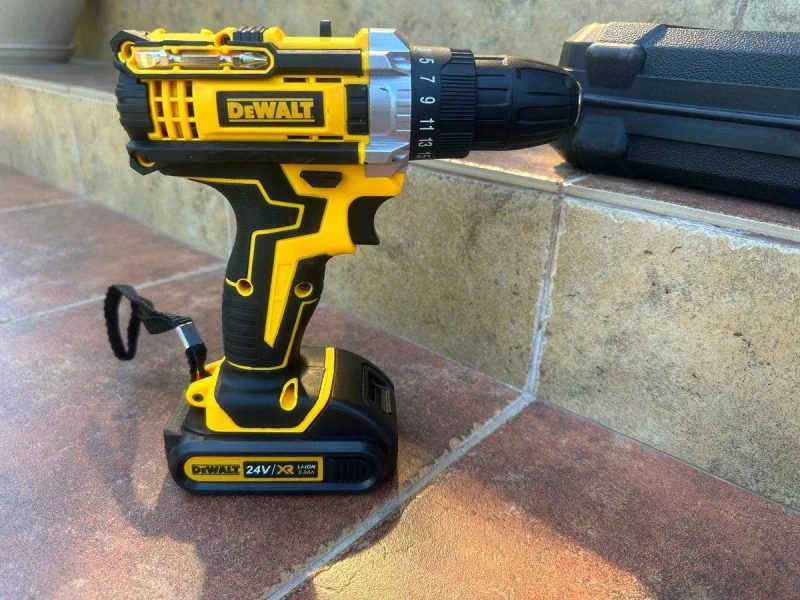 Акумуляторний шуруповерт Dewalt з DFR патроном та набором. Шурупокрут — фото 2