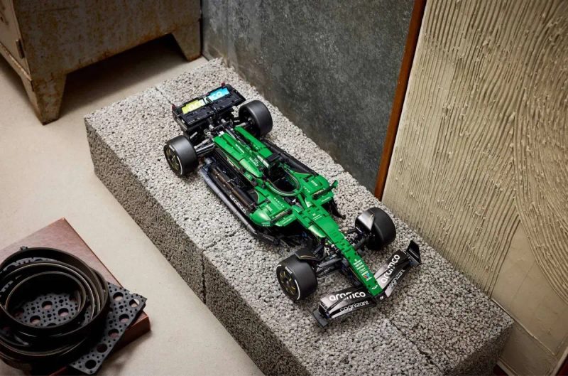 Автомобіль LEGO® Technic «Формули-1» Aston Martin Aramco AMR25 (42240) — фото 8