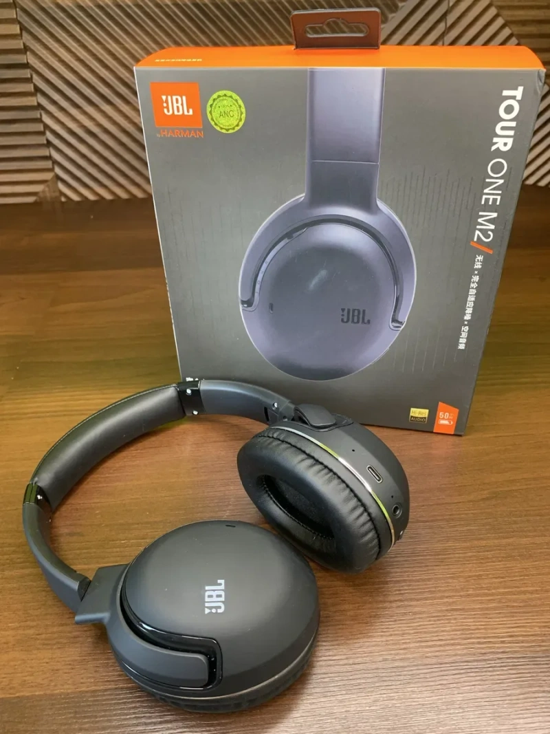 Бездротові навушники JBL Tour One M2 в чорному і золотистому рольорі. — фото 2