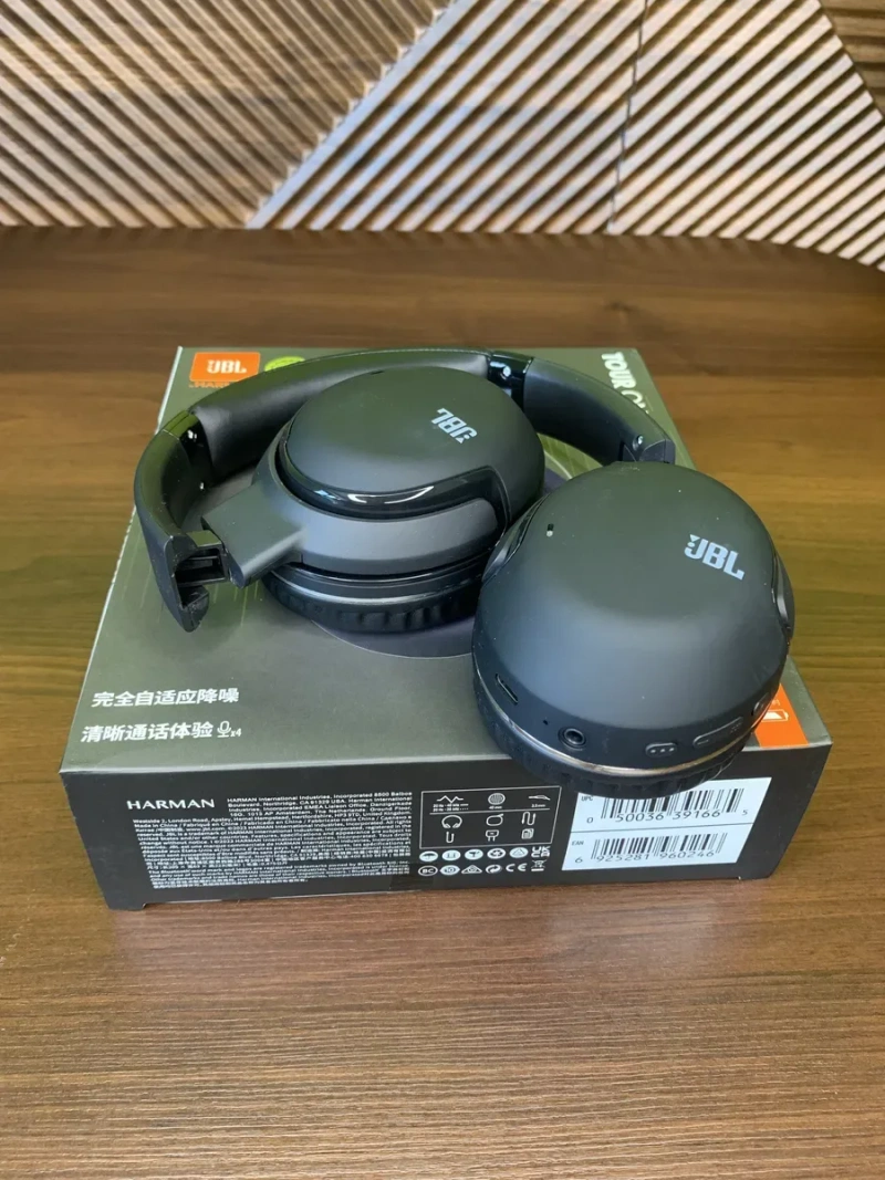 Бездротові навушники JBL Tour One M2 в чорному і золотистому рольорі. — фото 3