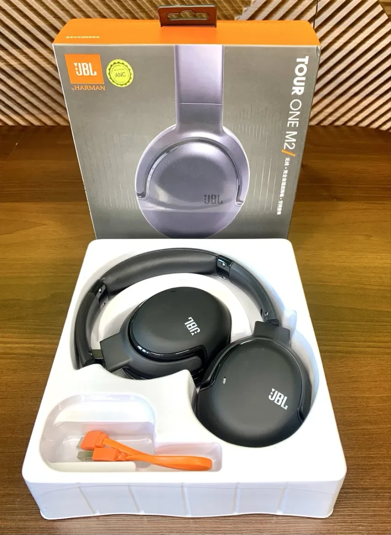 Бездротові навушники JBL Tour One M2 в чорному і золотистому рольорі. — фото 4