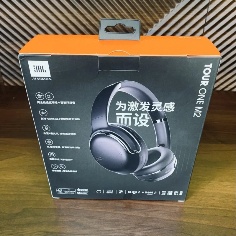 Бездротові навушники JBL Tour One M2 в чорному і золотистому рольорі. — фото 5