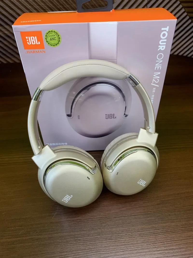 Бездротові навушники JBL Tour One M2 в чорному і золотистому рольорі. — фото 7