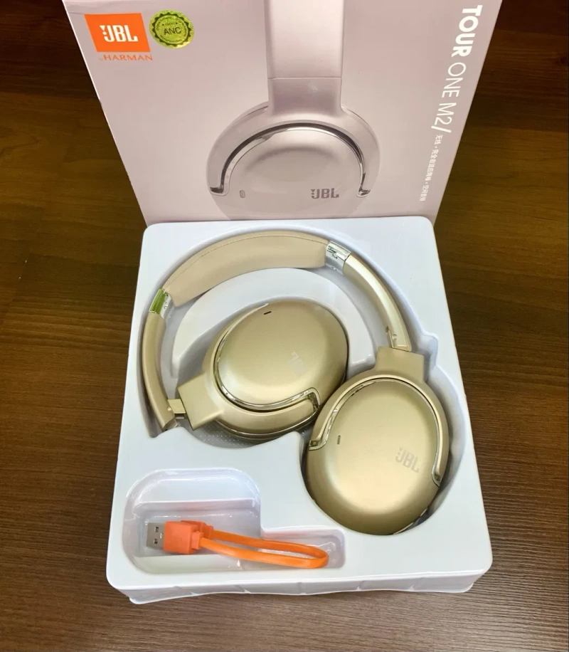 Бездротові навушники JBL Tour One M2 в чорному і золотистому рольорі. — фото 8