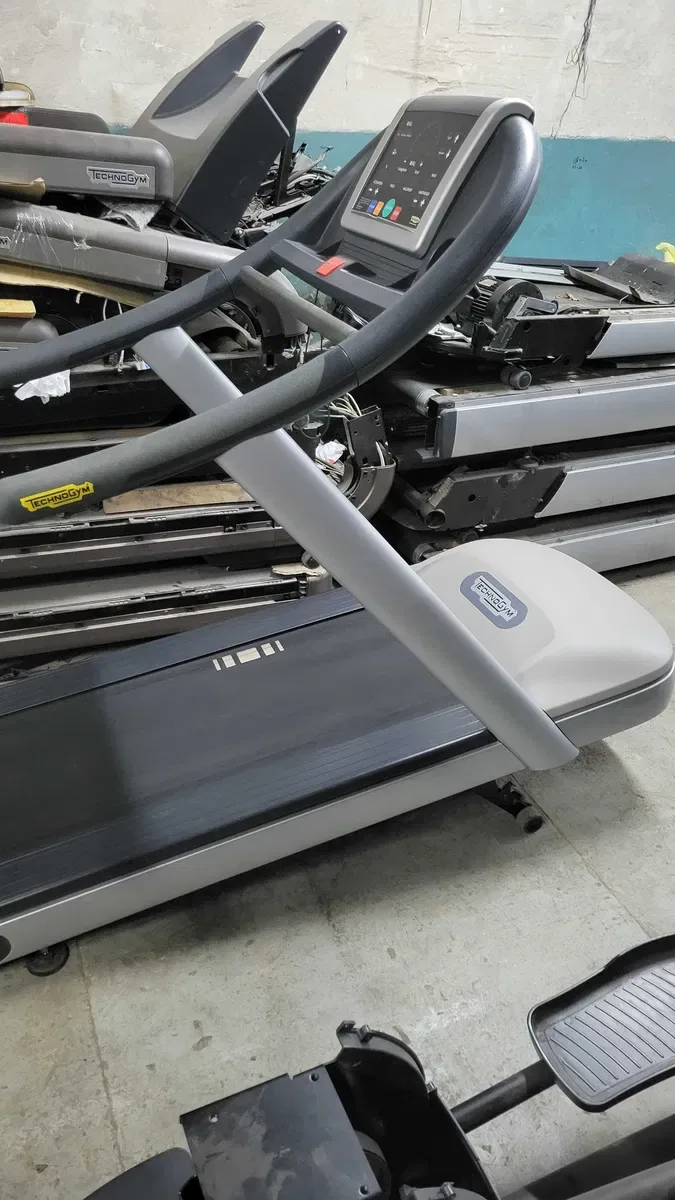 Бігова доріжка Technogym Jog Now 500 LED Професійна на гарантії — фото 3