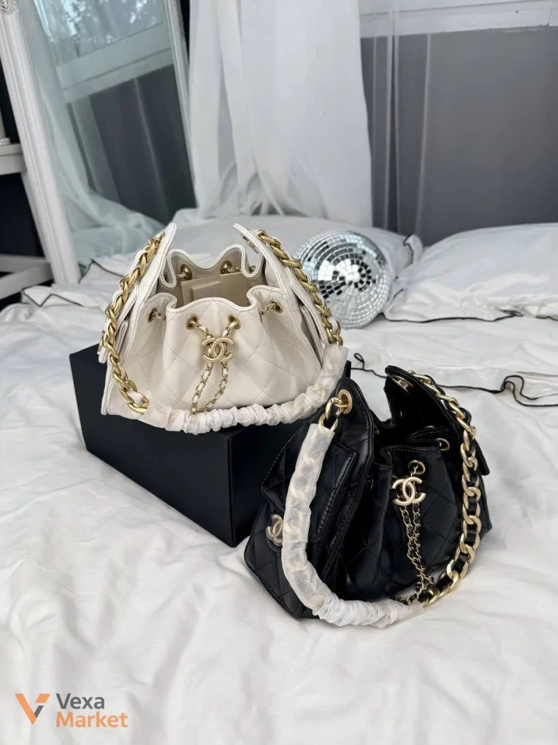 Chanel 25 Small Handbag Black Lambskin Gold Hardware — фото 3